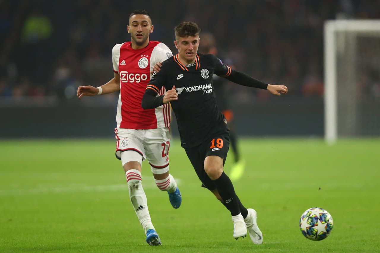 En la segunda mitad, Batshuauyi tiene clara oportunidad de gol y no lo logra.