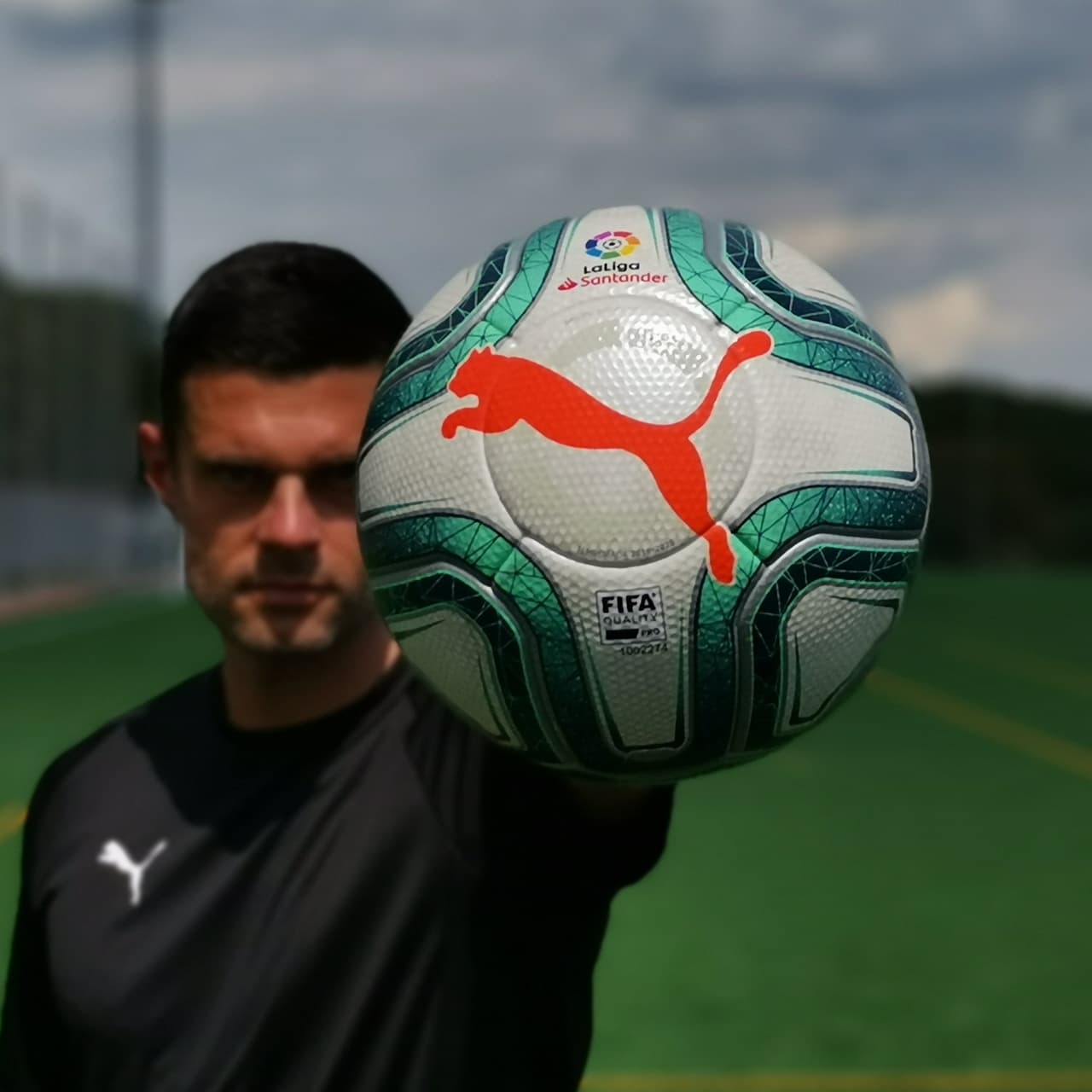 Después de 20 años de contrato con Nike, La Liga estrenará nuevo balón de la mano de Puma. Para esta ocasión el verde es protagonista en distintos tonos con tecnología de última generación. Junto al logotipo de la marca alemana se encuentra también una identidad de la organización en gris lo que lo hace aún más exclusivo.