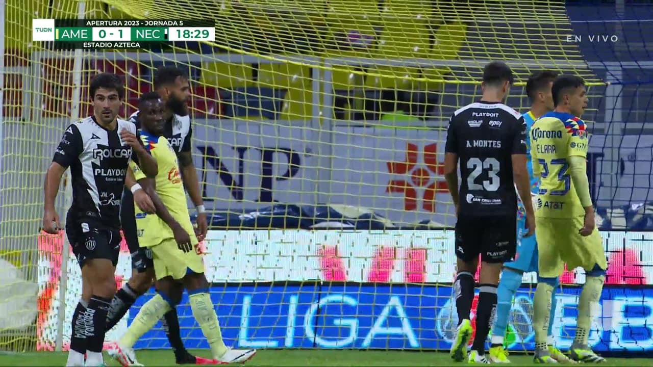 ¡TIRO ATAJADO! disparo por Diego Valdés.