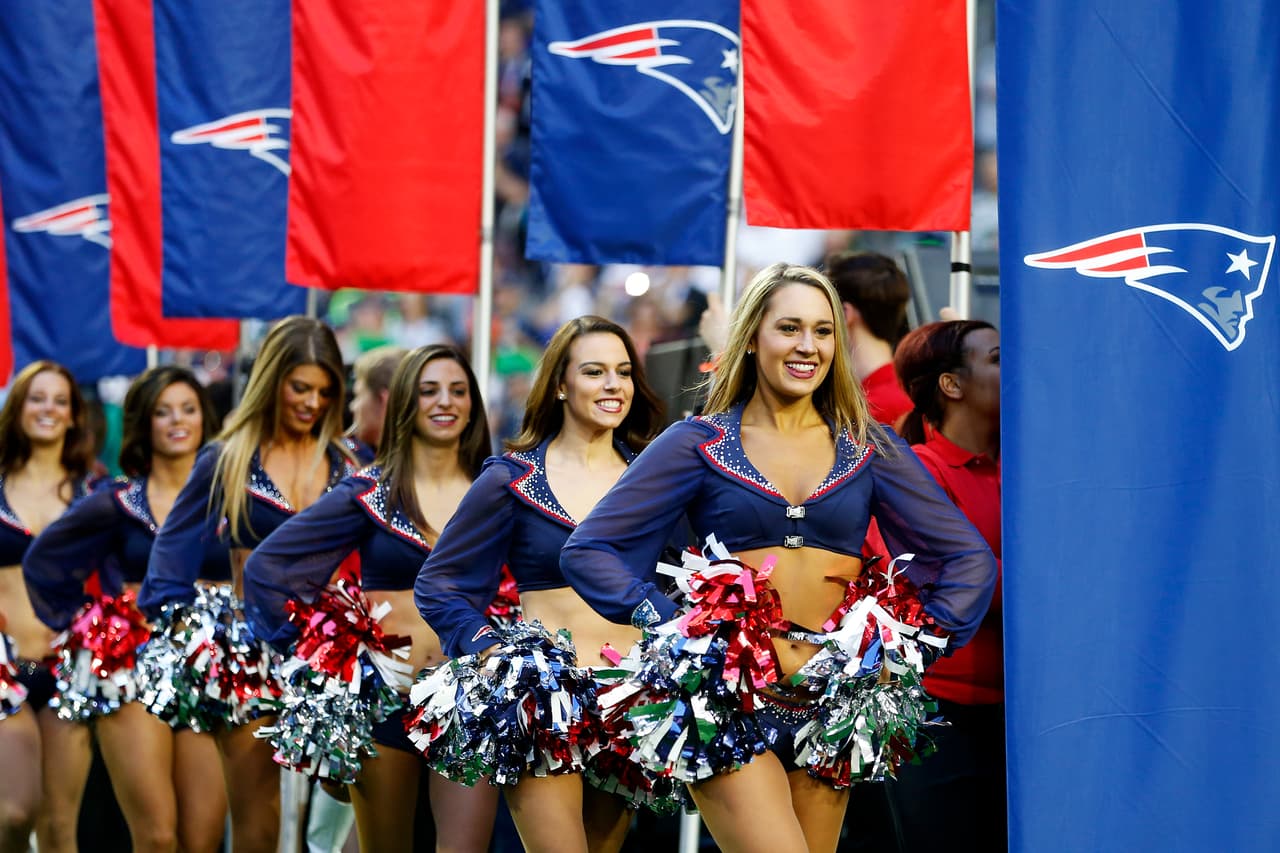 Las bellas porristas apoyaron al equipo y a sus jugadores desde la semana 1 de la temporada y estarán en Houston para animar a su equipo mientras luchan por quedarse con el trofeo máximo.