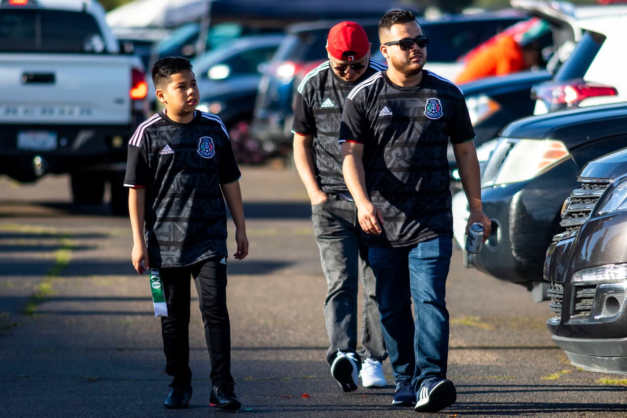 Los aficionados mexicanos viven con optimismo la antesala del juego del Tri contra Chile en San Diego, donde comenzará la era de Gerardo Martino como técnico.