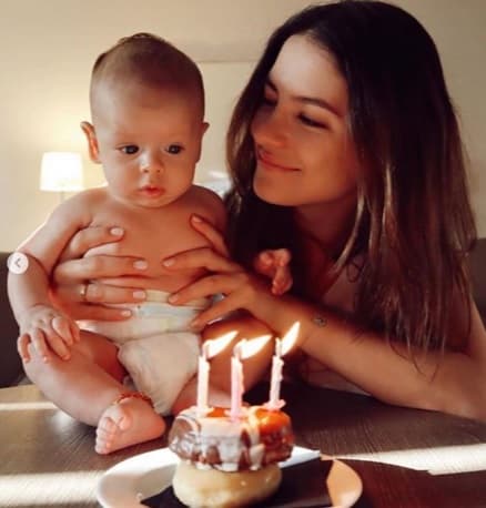 En la misma publicación, la esposa del delantero del Sevilla FC compartió las fotografías de las cuatro celebraciones previas de su bebé, 
<b>mes a mes</b>.