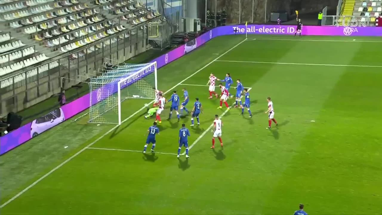 ¡TIRO ATAJADO! disparo por Costas Soteriou.