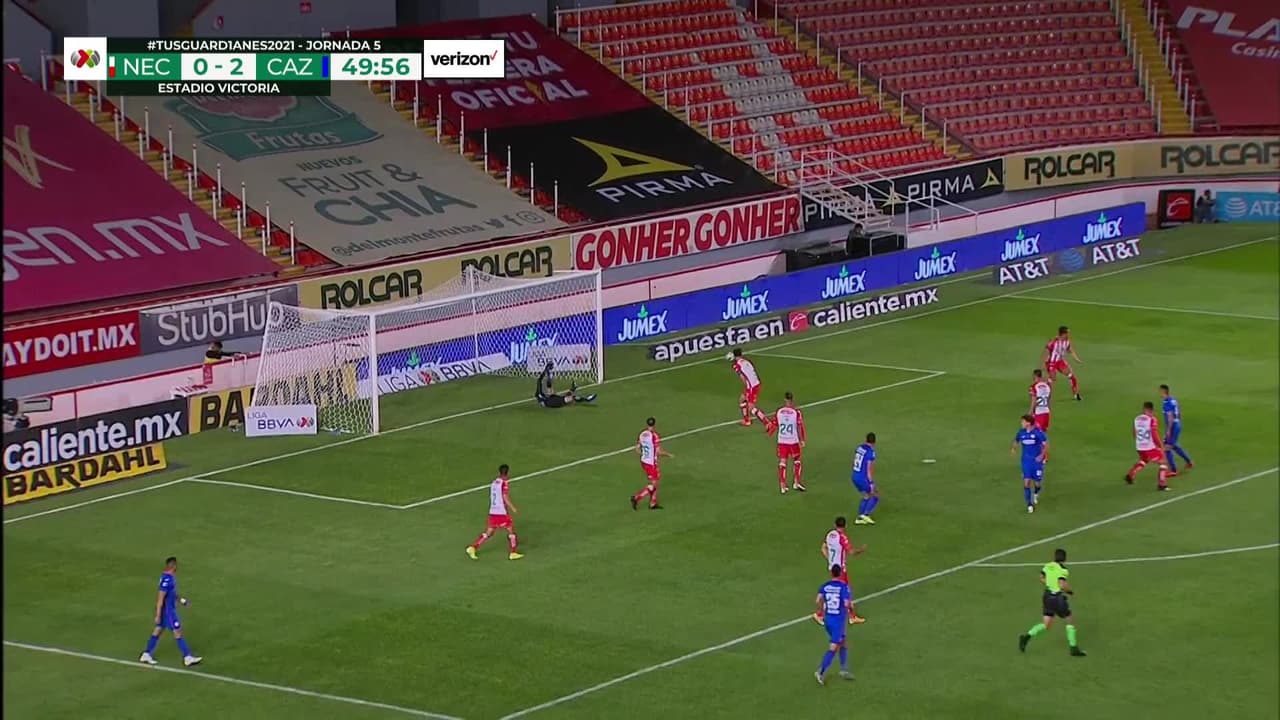 ¡TIRO ATAJADO! disparo por Santiago Giménez.