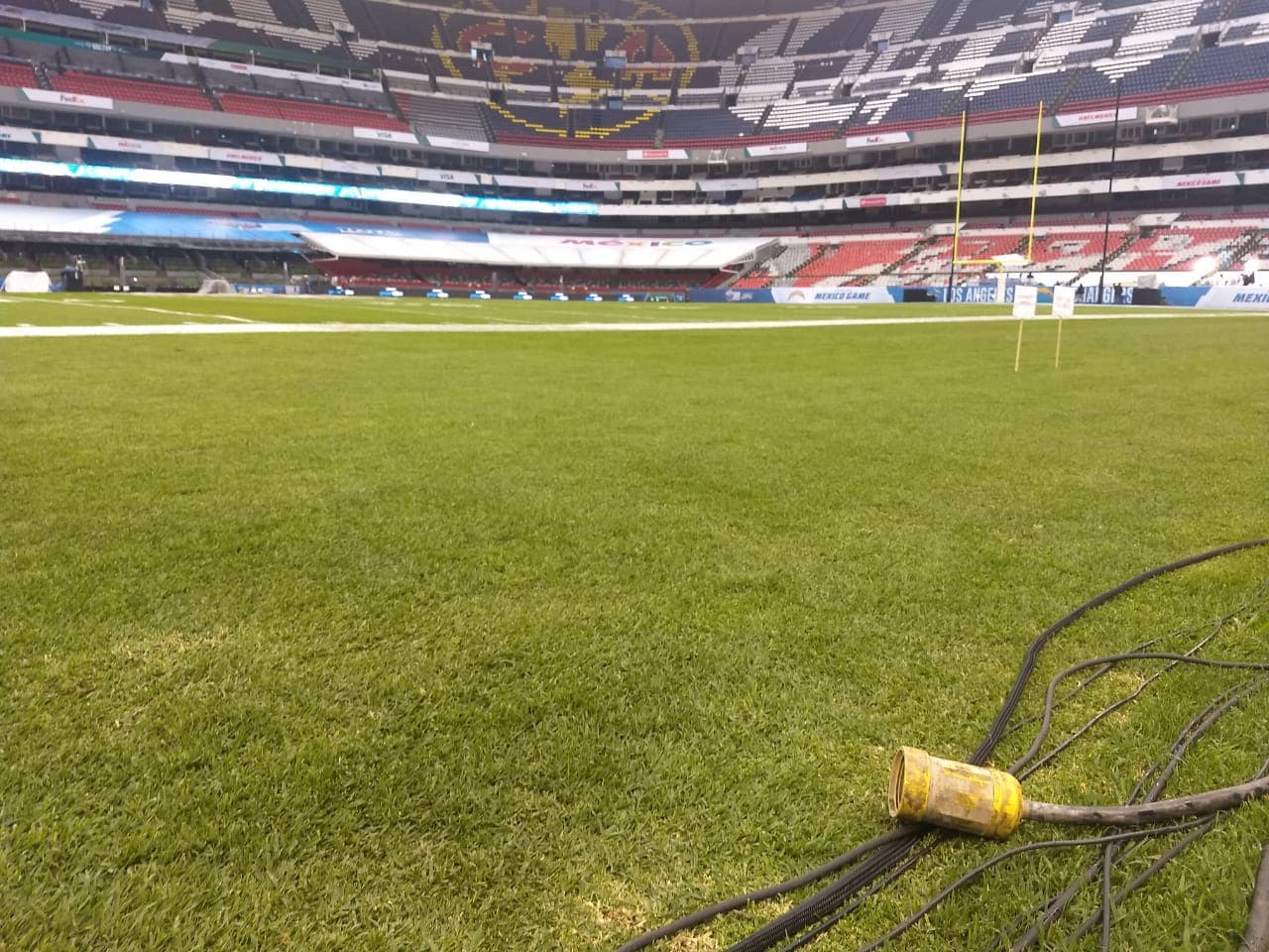 ¡Como si fuera una alfombra! La cancha del Estadio Azteca está en perfectas condiciones para el encuentro de NFL.