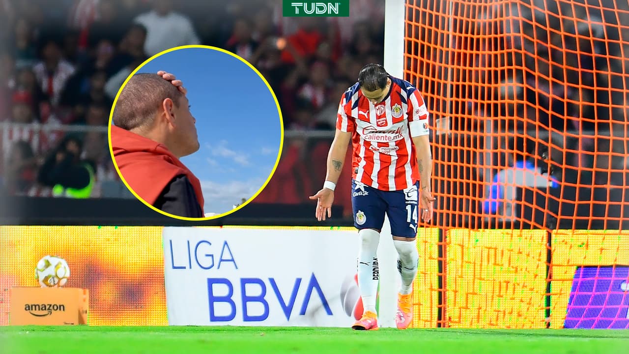 Chicharito 'encuentra' el balón de su penal fallado vs. Cruz Azul