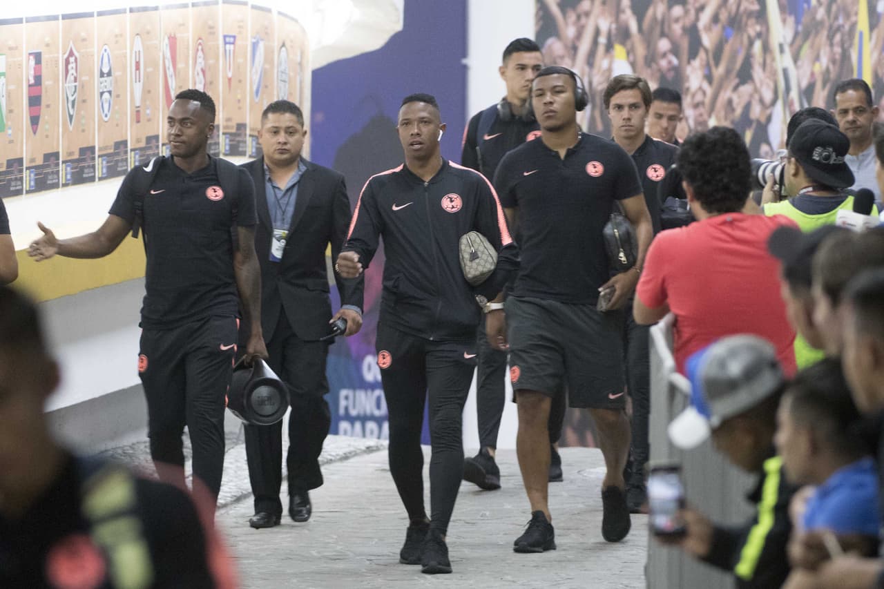 Las aficiones de América y Cruz Azul hicieron sentir su presencia en el Estadio Azteca para su enfrentamiento de Cuartos de Final por el Clausura 2019 en la Fase Final. Un gran ambiente, como de costumbre, estaban gestando los seguidores de ambos clubes capitalinos.