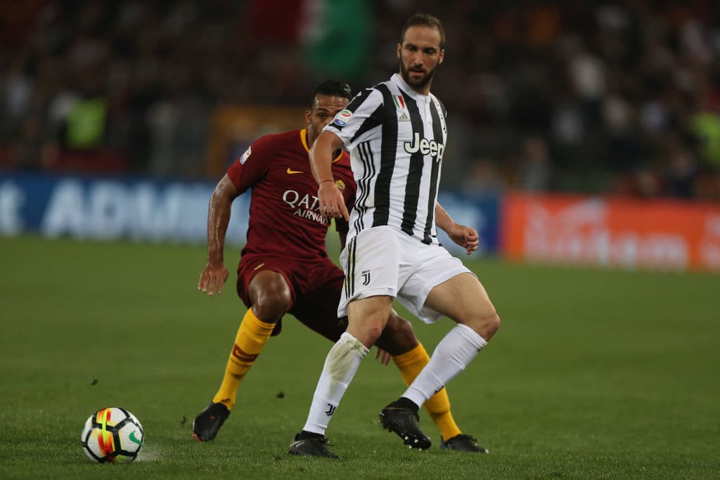 Según varios medios italianos, Gonzalo Higuaín frenó su pase al Milan pues el delantero quería el traspaso y no cedido como acordaron Juventus y Milan. El argentino quiere ganar 9 millones de euros.