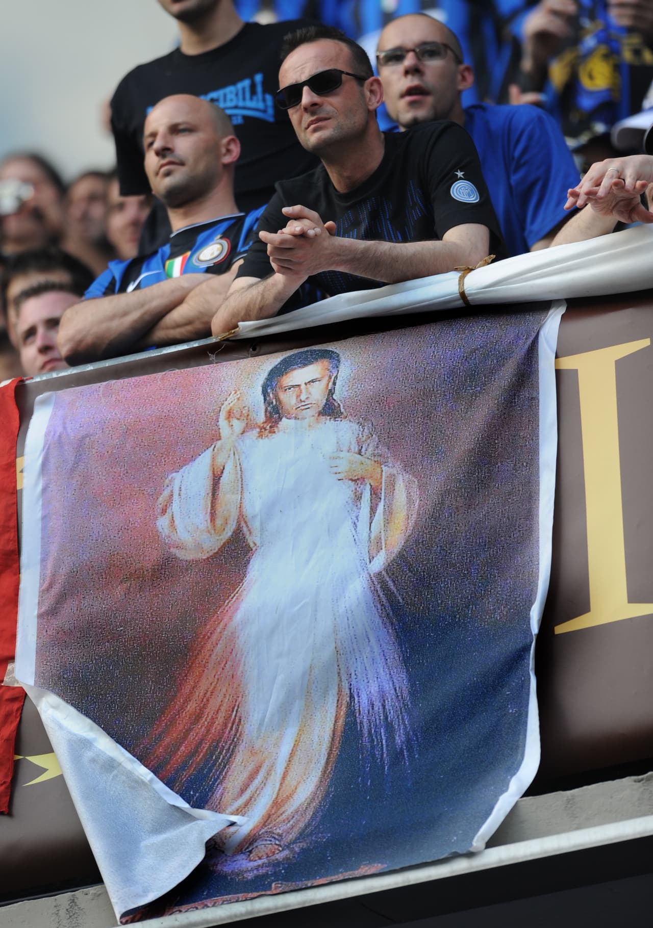 Fue tanta su pasión por Mourinho que hasta sacaron imágenes religiosas.