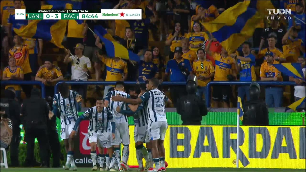 ¡CERCA! Salomón Rondón disparó que se estrella en el poste.