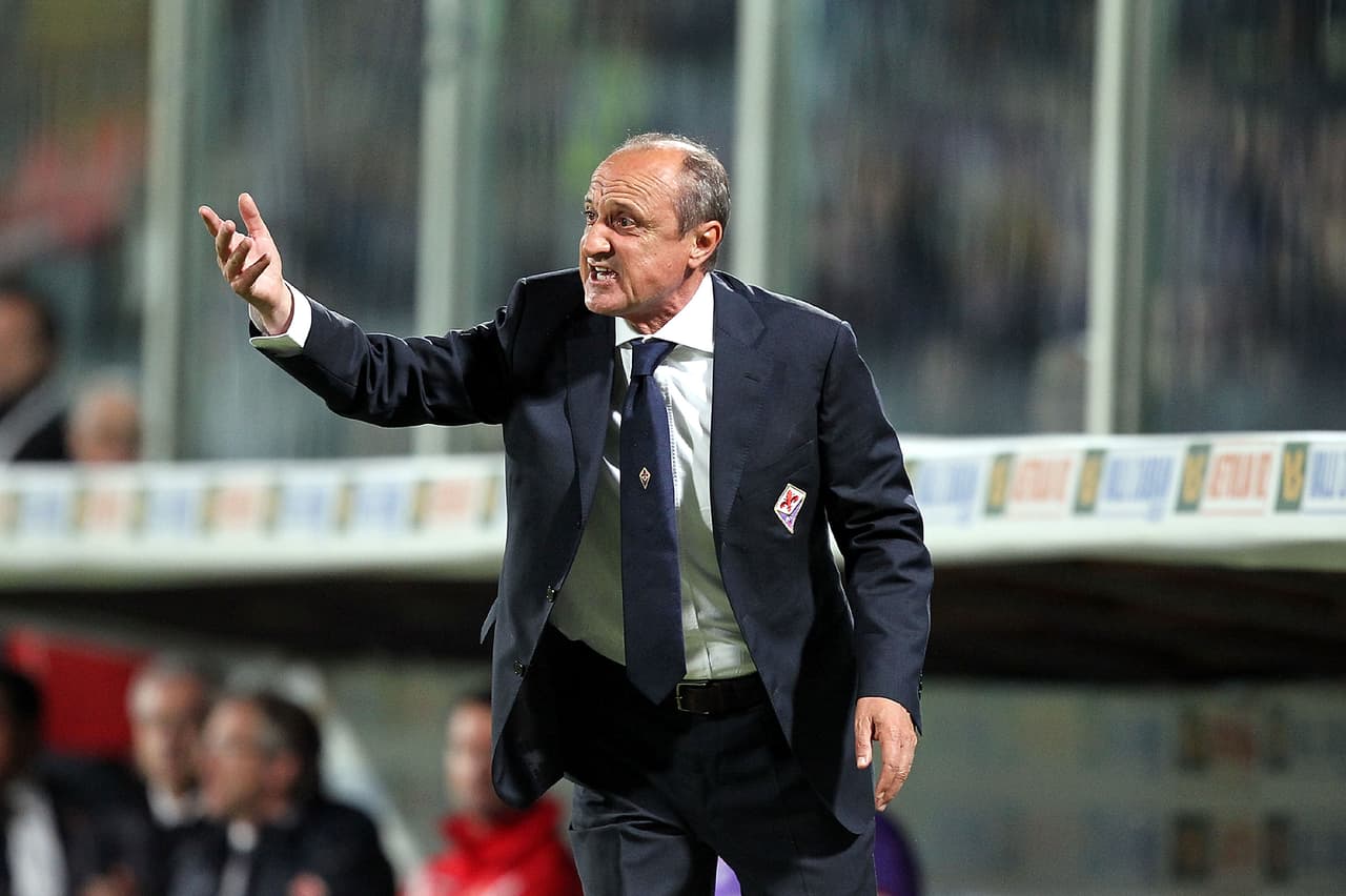 FLORENCE, ITALY - MAY 02: Fiorentina head coach Delio Rossi shouts instructions to his players during the Serie A match between ACF Fiorentina and Novara Calcio at Stadio Artemio Franchi on May 2, 2012 in Florence, Italy. (Photo by Gabriele Maltinti/Getty Images)