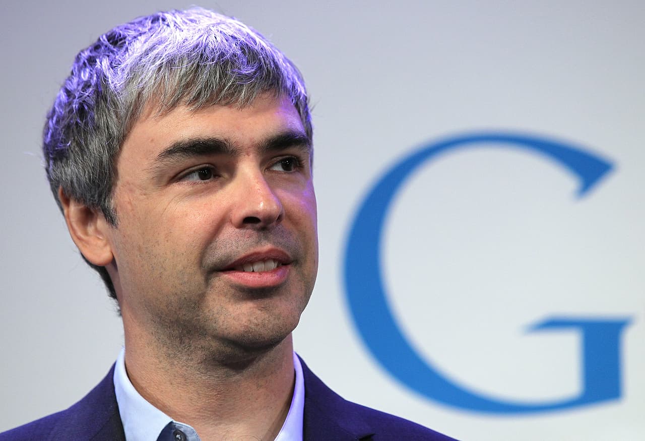 <h3 class="cms-H3-H3">8. Larry Page </h3>
<br>
<b>(67.5 mil millones de dólares)</b>
<br>
<br>El cofundador de 
<a href="https://www.univision.com/temas/google">Google</a> -de la cual sigue siendo miembro de la junta y accionista mayoritario- inventó el algoritmo PageRank de Google que 
<b>ayudó a impulsar el motor de búsqueda, factor clave para el éxito de la compañía. </b>Además
<b> </b>se
<b> </b>convirtió en el CEO de Alphabet y fundó Planetary Resources, dedicada a la exploración espacial. 
<br>