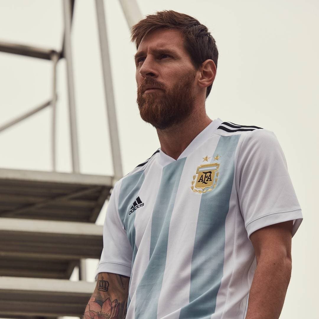 Lionel Messi, quien quedó a nada de lograr el título de Brasil 2014, espera que le traga suerte este jersey.
