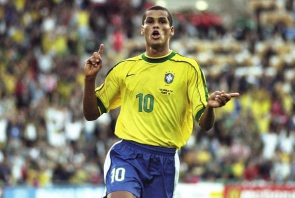 Rivaldo nació en 1972 en Pernambuco y creció en la extrema pobreza, a pesar de lo cual arrancó su carrera profesiona en 1989. Para 1993 el jugador ya figuraba en Corinthians y consiguió el título con Palmeiras el año entrante.
