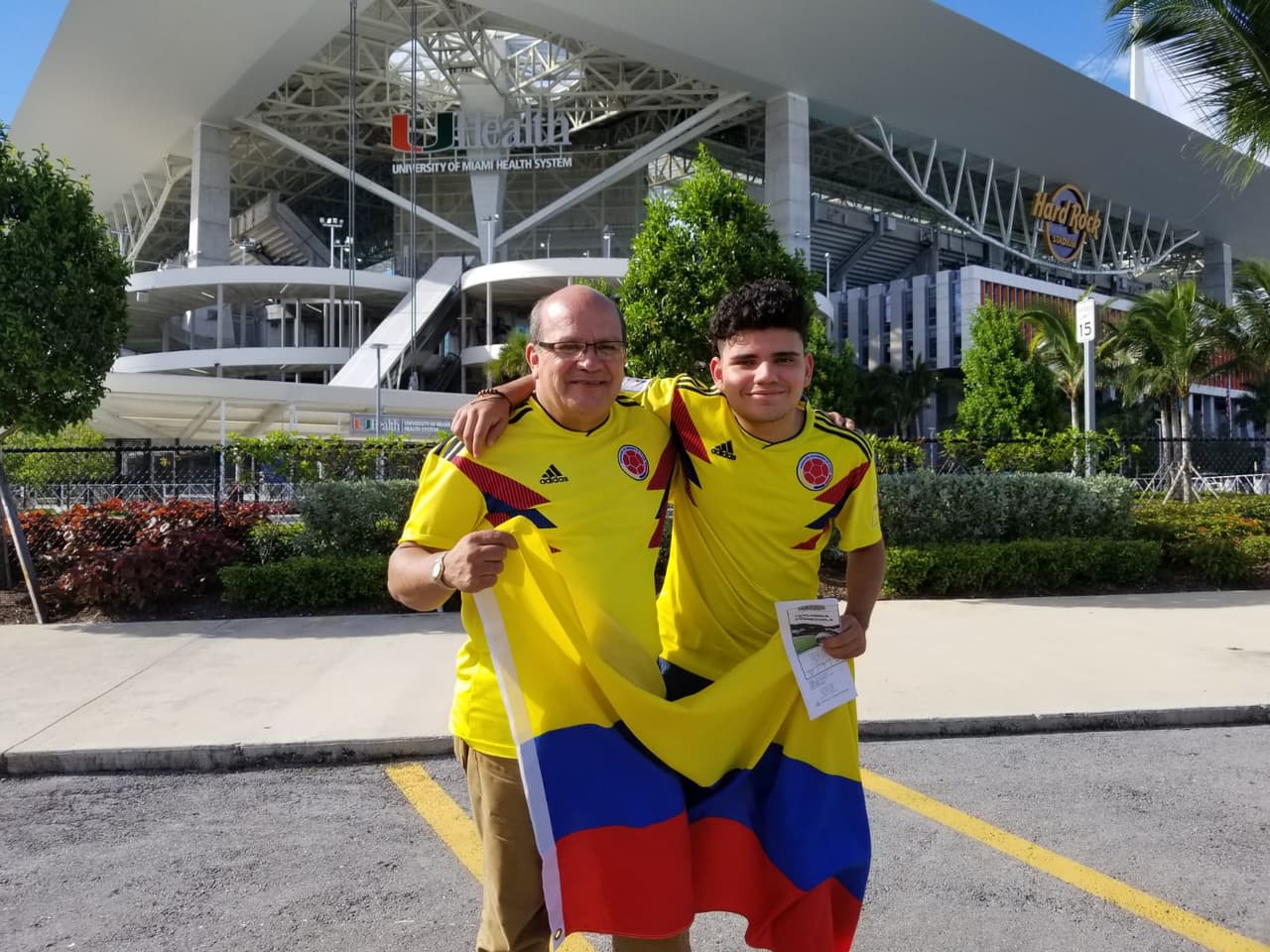 Padre e hijo, colombianos en el Hard Rock Stadium.