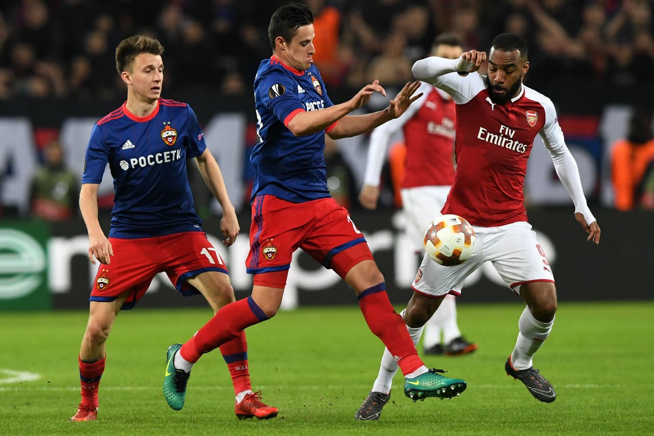 Arsenal empezó a tener más el balón para evitar verse encerrado por los locales.