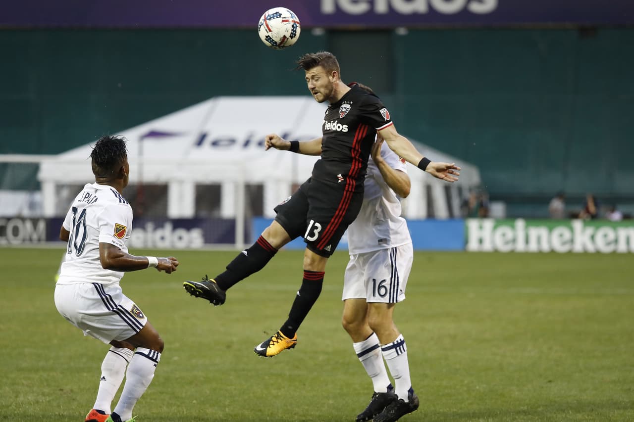 Paul Arriola cabecea una pelota ante Real Salt Lake.