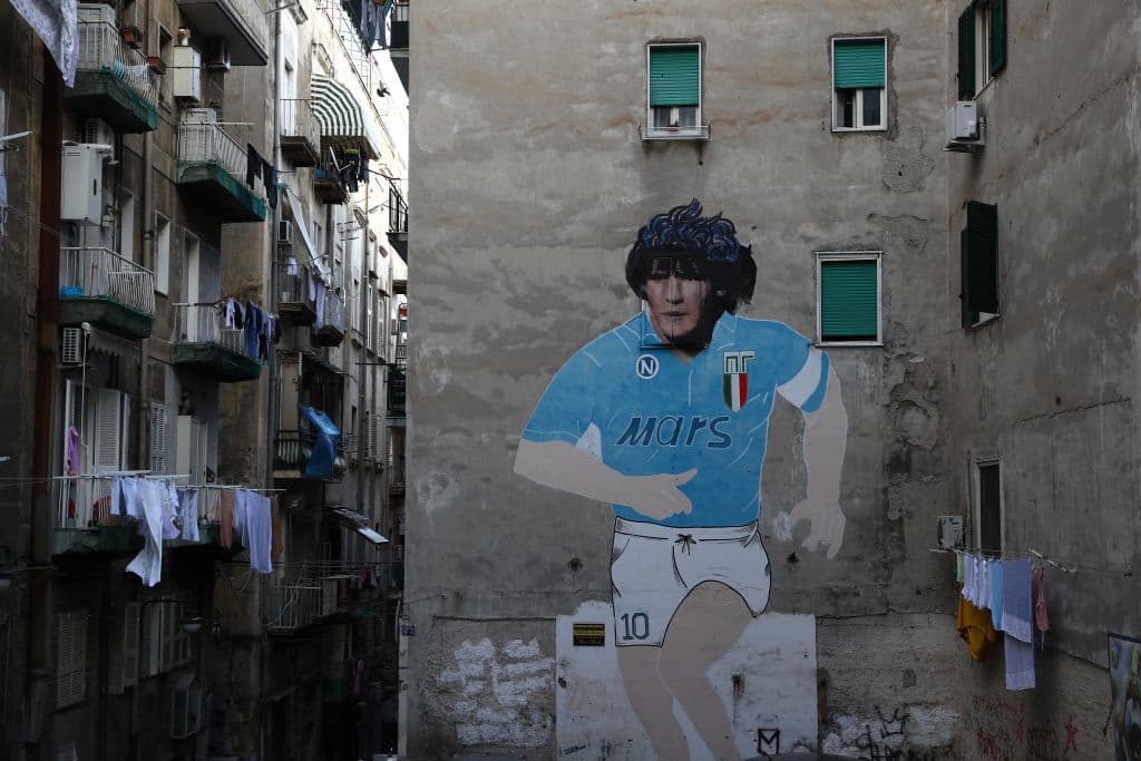 Uno de los murales más populares del mundo, Maradona en un barrio napolitano con la camiseta del Napoli, a quien llevó a ganar dos Scudettos en los 80.