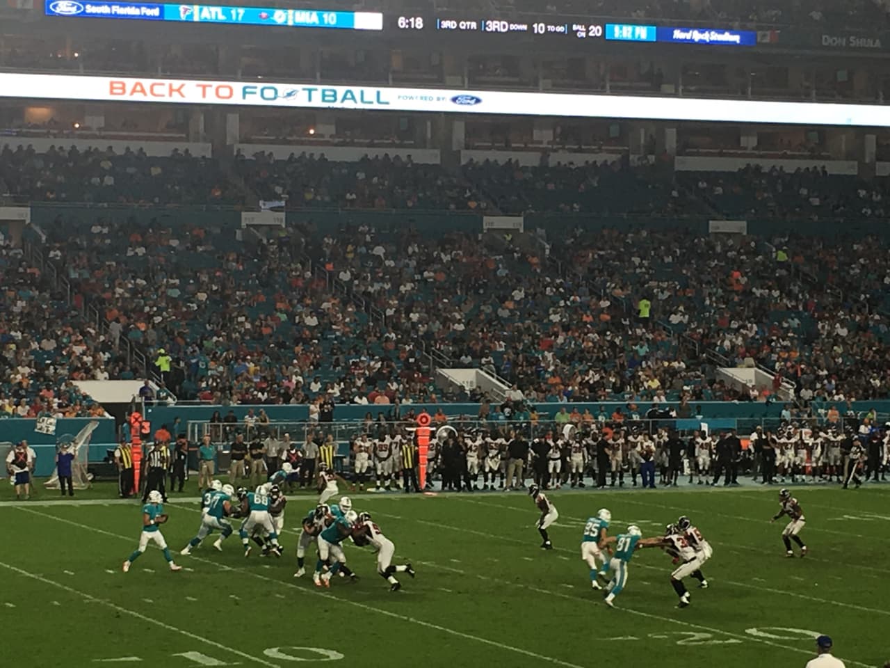 Miami revivió la pasión en la pretemporada de la NFL con el triunfo de los Dolphins 23-20 contra Atlanta Falcons y los fanáticos compartieron sus vivencias en alrededores del estadio y tribunas.
