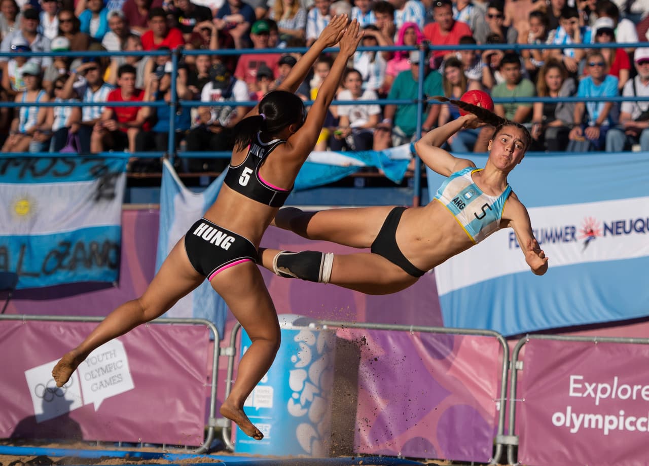 Fiorella Corimberto, de Argentina, se prepara a realizar un diparo durante un partido del nuevo deporte, el balonmano de playa, en partido ante Hong Kong en el Parque Tecnopolis.