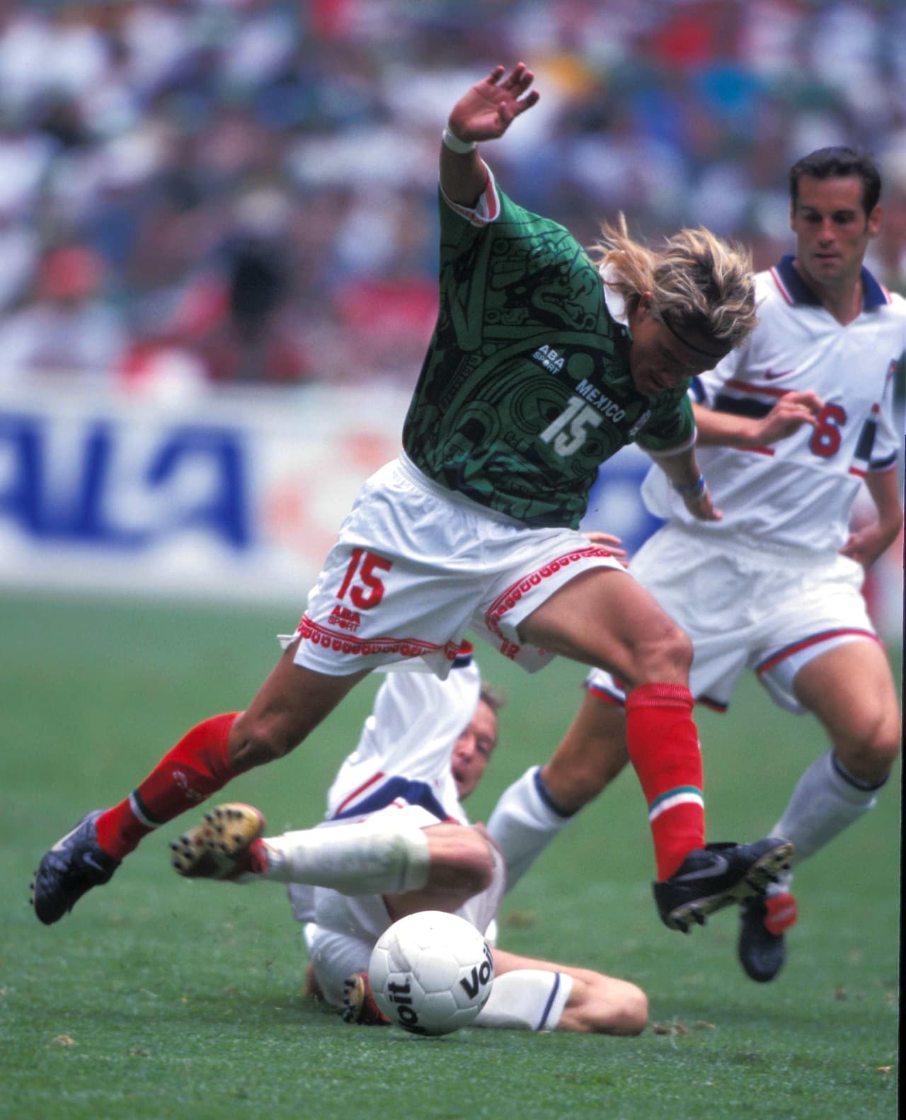 Luis Hernández inició en el ataque junto a Carlos Hermosillo 'El Gigante de Cerro Azul, Veracruz'.