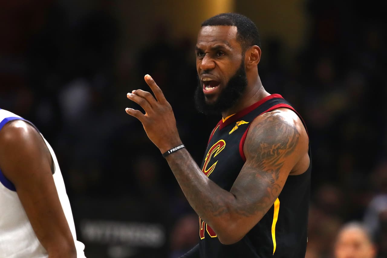 A LeBron James se le notó de entrada que los de Golden State supieron controlarlo en la parte defensiva.