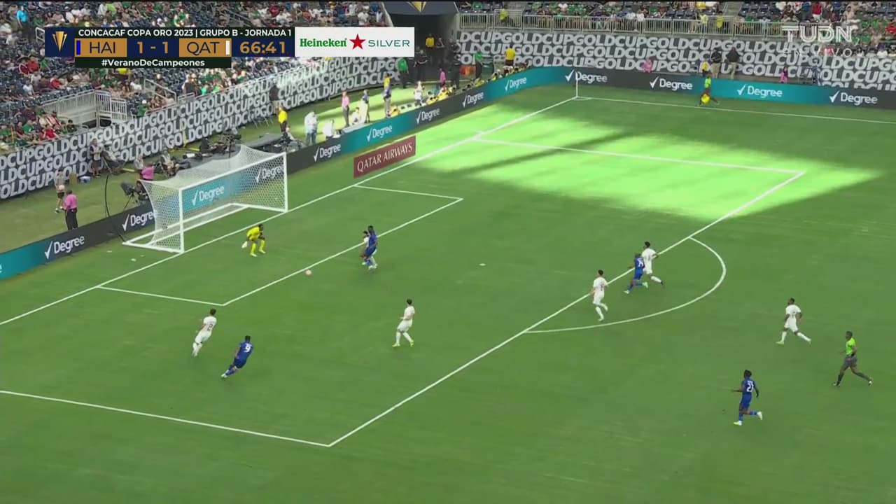 ¡Pierrot no llega a tiempo y falla en el remate!