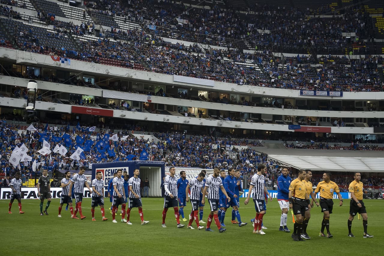 Así se encaminaban ambas escuadras para la ceremonia antes del arranque.