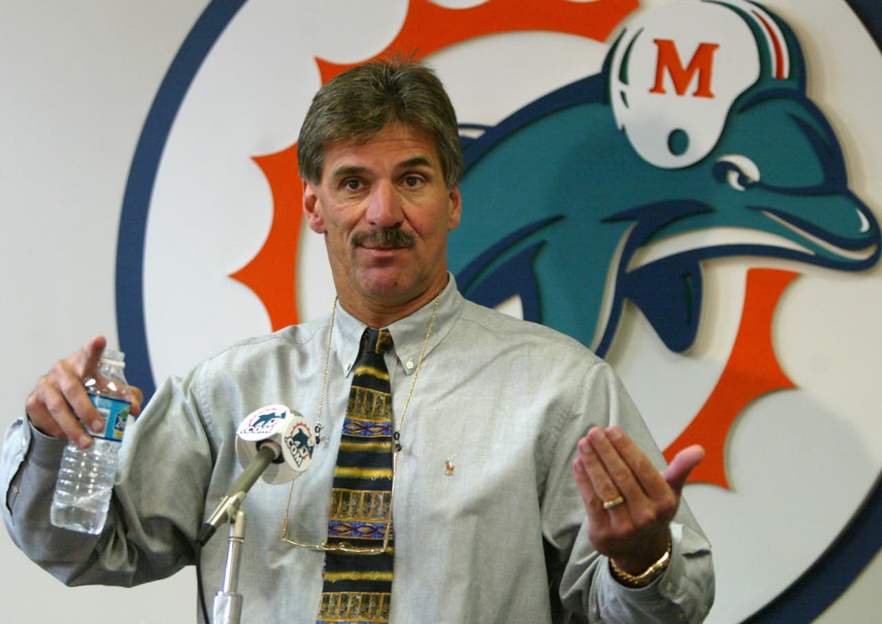1.- Dave Wannstedt (Dolphins 2000-04).- Empezó bastante bien con dos temporadas de 11-5 clasificando a la postemporada, pero tras años de 9-7 y 10-6 donde no llegó a playoffs, acabó siendo despedido a mitad del 2004 empezando la temporada con 1-8, su marca final fue de 42-31 (AP-NFL).