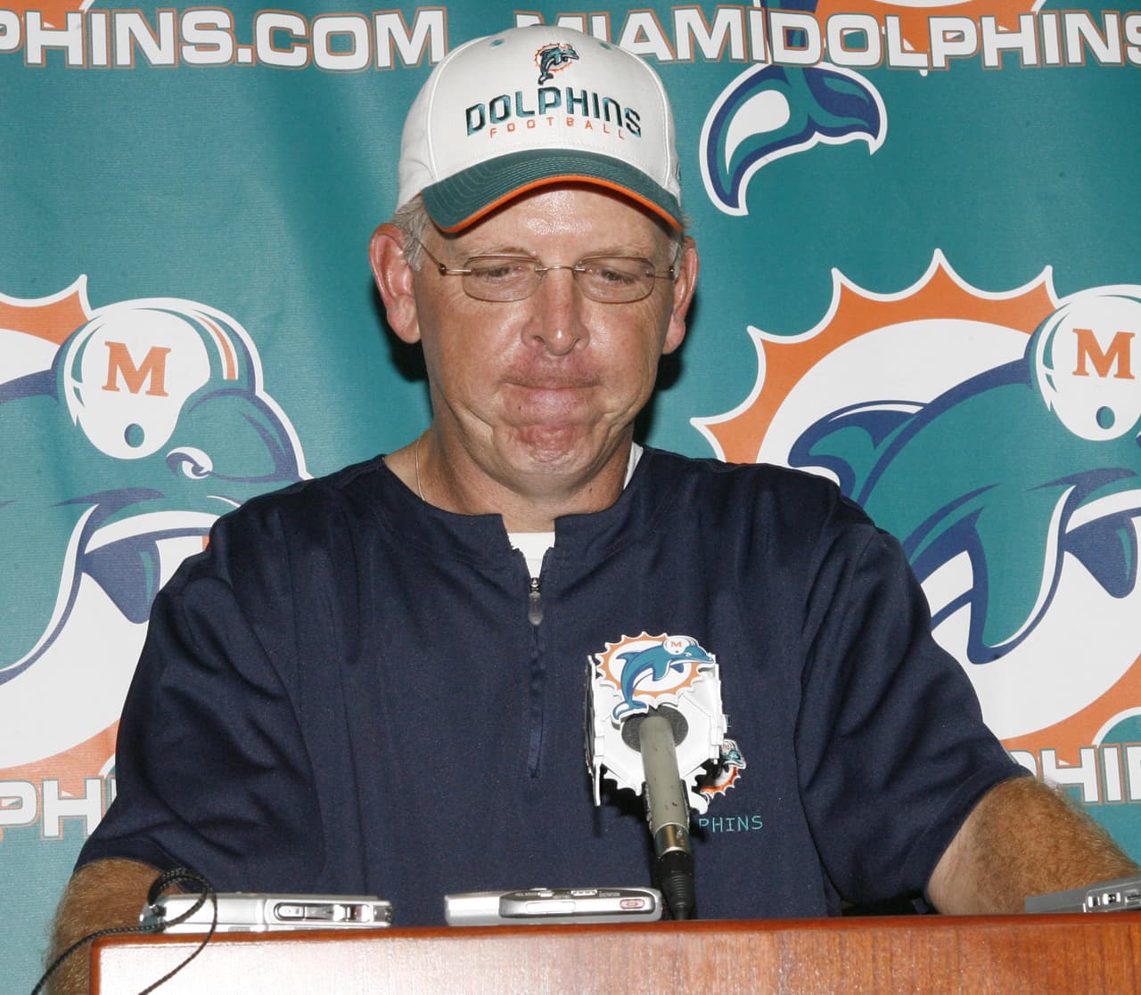 4.- Cam Cameron (Dolphins 2007).- Una sola temporada duró Cameron al frente de los del Sur de la Florida y fue la peor de la historia de la franquicia, su récord fue de 1-15 y solo un triunfo en tiempo extra ante los Ravens impidió que se fueran sin ganar un solo juego (AP-NFL).