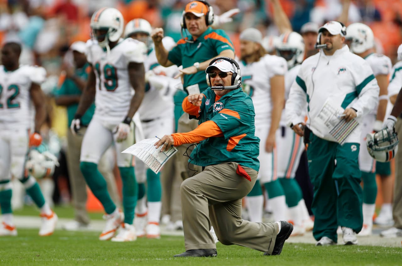 5.- Tony Sparano (Dolphins 2008-11).- Tras el fiasco de Cameron, Bill Parcells llegó como GM y eleigió a Sparano como HC, con él el equipo llegó a playoffs en 2008 con el famoso 'wildcat' ganando la división con marca de 11-5, pero dos campañas perdedoras al hilo con marca de 7-9 y un inicio de 4-9 en 2011 llevó a su despido, su marca global fue de 29-32 (AP-NFL).