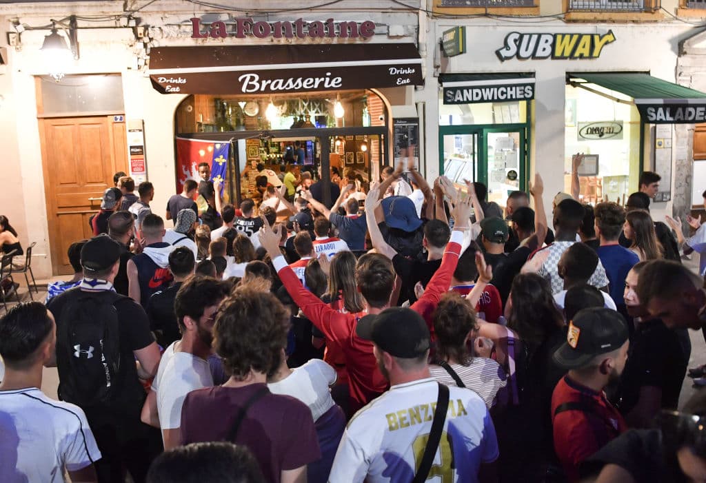Los hinchas de Lyon festejan la histórica participación de su equipo, aunque han quedado eliminados de la competición.
