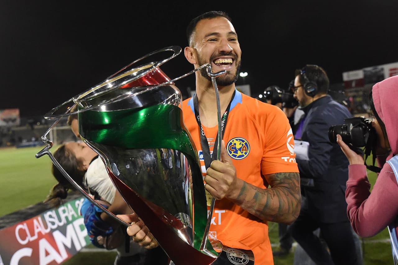 Así festejaron los integrantes de las Águilas del América y su cuerpo técnico luego de conquistar la Copa MX. Fue un festejo efusivo porque gana el torneo 45 años después.