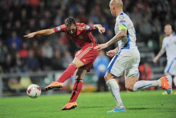 España intentó meterse en el partido y lograría el empate parcial en la recta final del partido en un pase a profundidad para Alcacer, quien bajó la redonda de pecho y defninió cruzado.