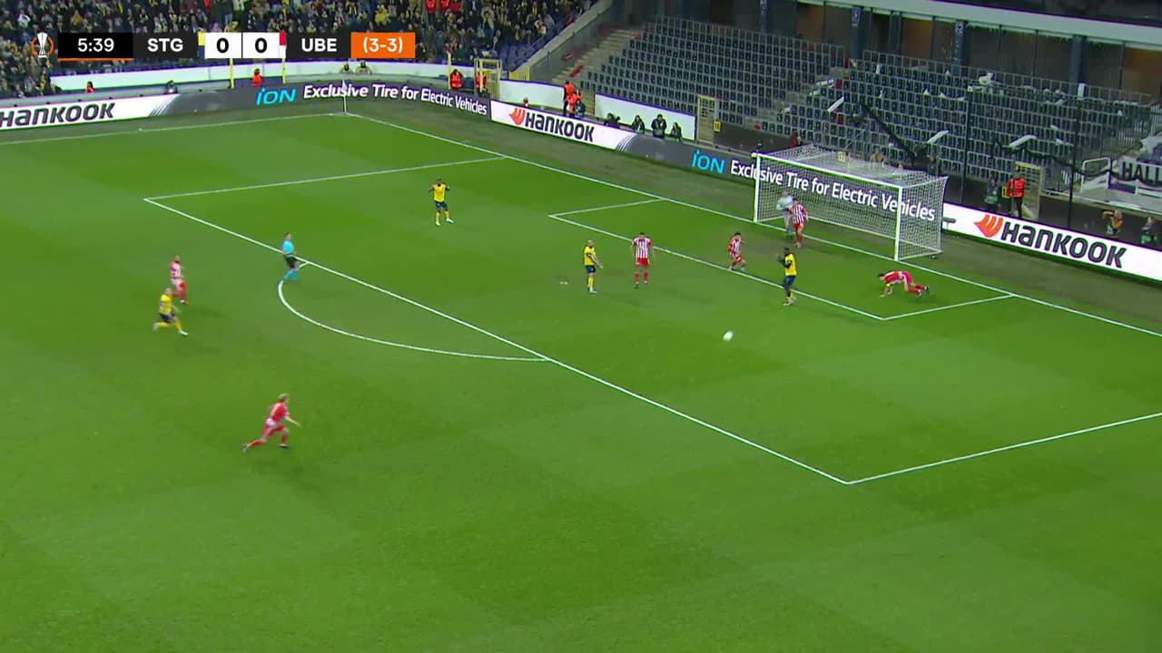 ¡CERCA! Victor Boniface disparó que se estrella en el poste.