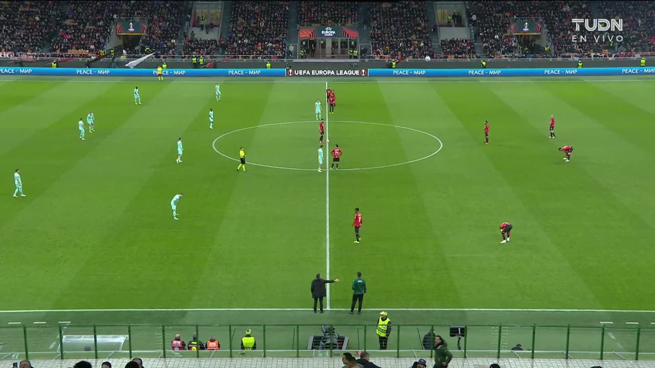 Arranca el partido y la pelota está en juego.