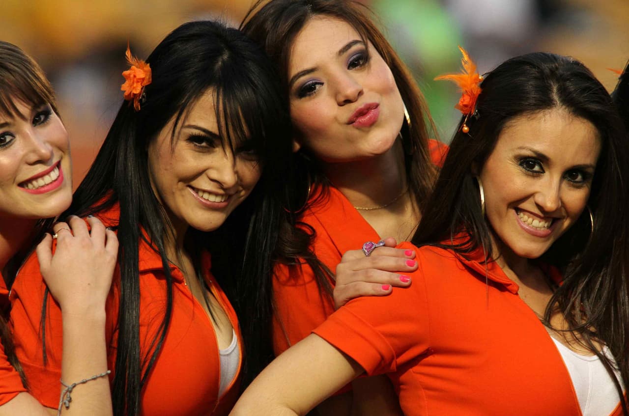 Bellas porristas en la vuelta de las semis