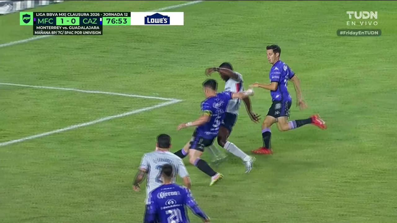 ¡Almada evita el gol con una barrida magistral!