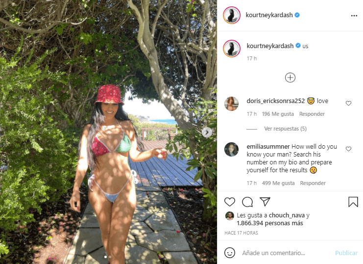 Kourtney Kardashian festejó con un diminuto bikini.
