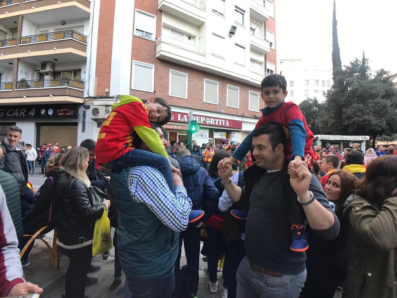 Miles de aficionados españoles se pusieron cita en el Estadio Mestalla, en Valencia, para vivir con un gran ambiente el inicio de las Eliminatorias a la Eurocopa 2020 entre la selección de España y la de Noruega.