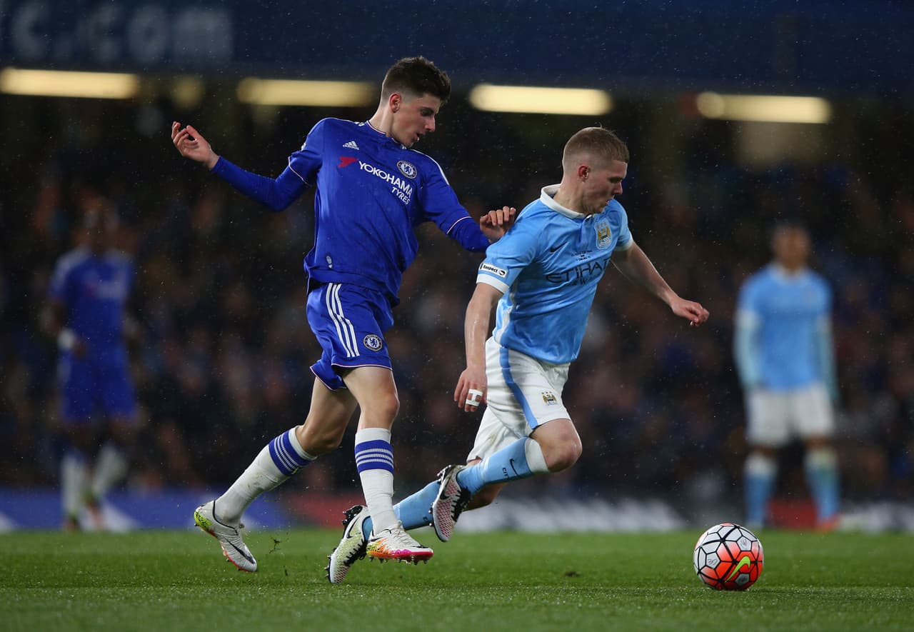 Toda su carrera juvenil la desarrolló en el Chelsea, donde siempre ha sido la estrella de sus equipos gracias al talento que atesora.