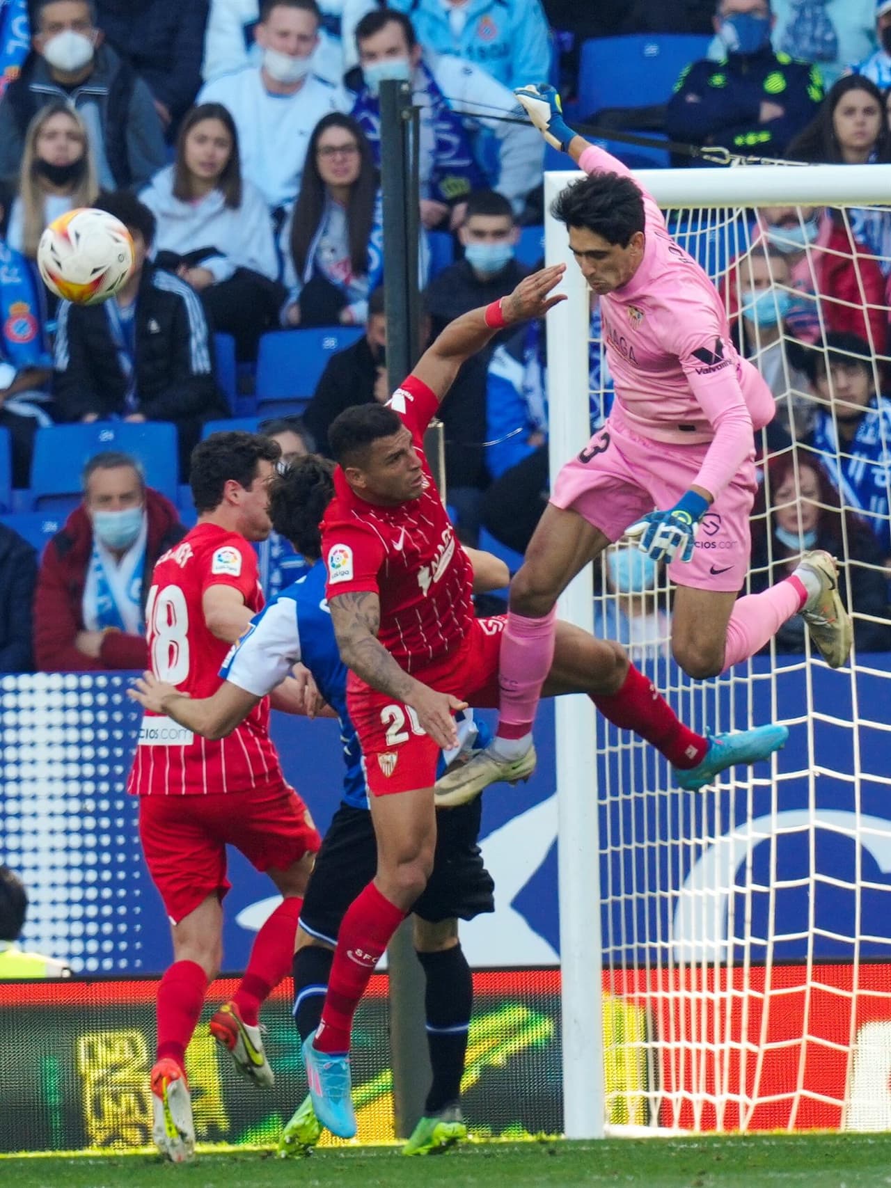 Sevilla y Espanyol empatan durante la Jornada 25 en La Liga con marcador 1-1. Rafa Mir abrió el marcador al minuto 36’ a favor de la visita, pero fue en la segunda mitad cuando Sergi Darder igualó el encuentro a los 50’; Jesús ‘Tecatito’ Corona fue titular y participó 70 minutos.