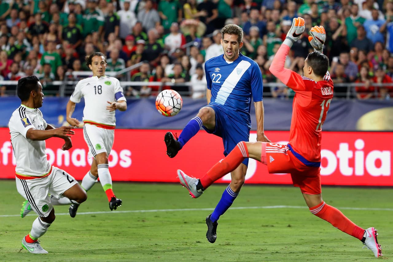 Guillermo Ochoa: El portero mexicano no tuvo necesidad de aplicarse a fondo, las pocas ocasiones de gol de Guatemala fueron falladas por los delanteros o cortadas por el cancerbero. Calificación: 7.