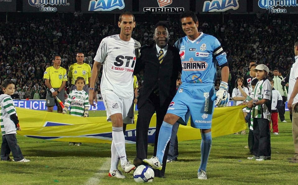 <b>1.- Inauguración</b>: abrió sus puertas un 11 de noviembre del 2009 y albergó el partido inaugural entre Santos Laguna de México y Santos Futebole Club de Brasil. Dicho partido finalizó con marcador favorable para los laguneros con anotaciones de Matías Vuoso, quien marcó el primer gol en la historia del Estadio y otro tanto de Carlos Ochoa.