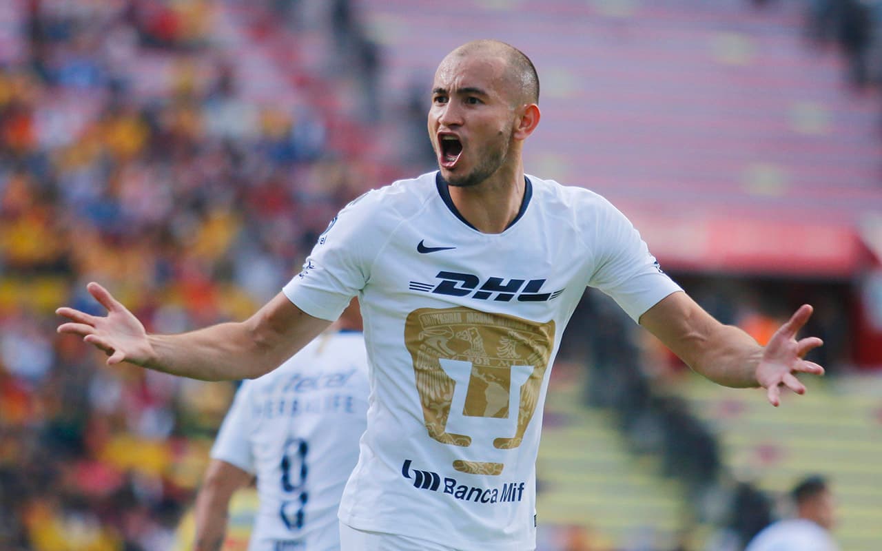 Carlos González de Pumas reclama por una falta no sancionada.