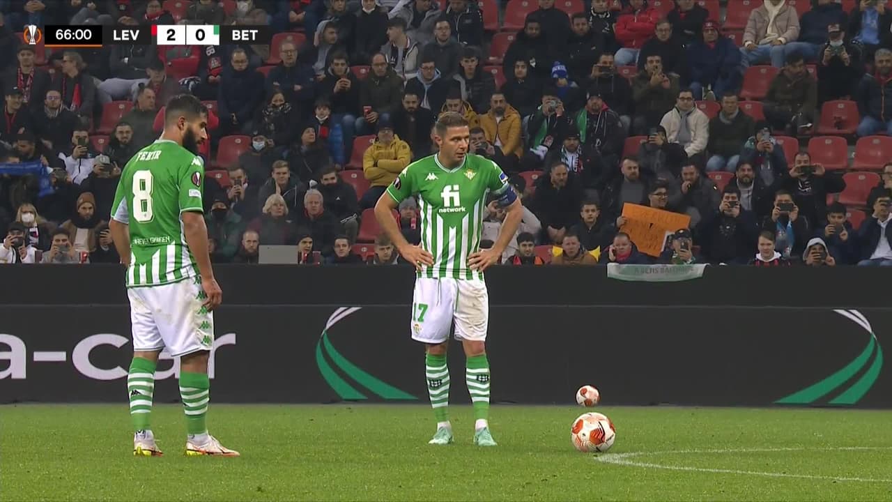 ¡CERCA! Nabil Fekir disparó que se estrella en el poste.