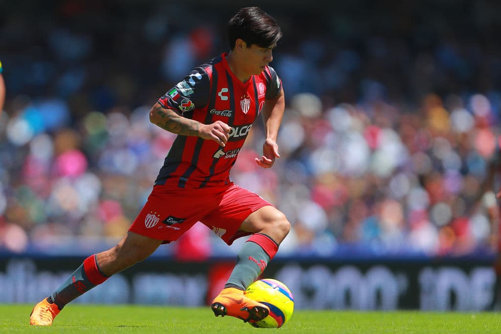 Su zurda talentosa es una amenaza que en octubre de 2017 vio acción en Liga MX contra Lobos BUAP. En esa época, aún con 19 años, despuntó gracias a su buen manejo de balón.