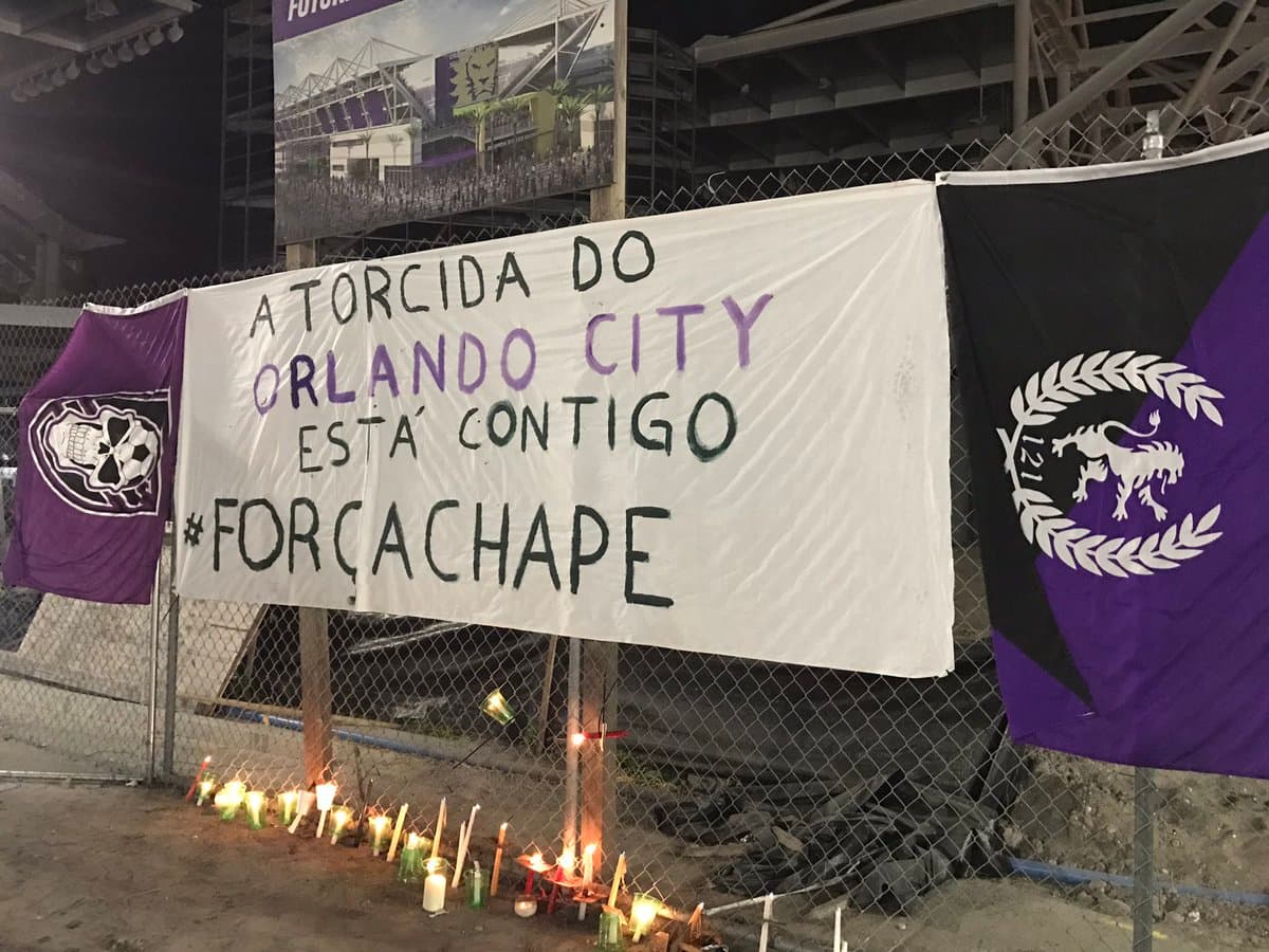 La afición de Orlando City se solidarizó con la de Chapecoense.