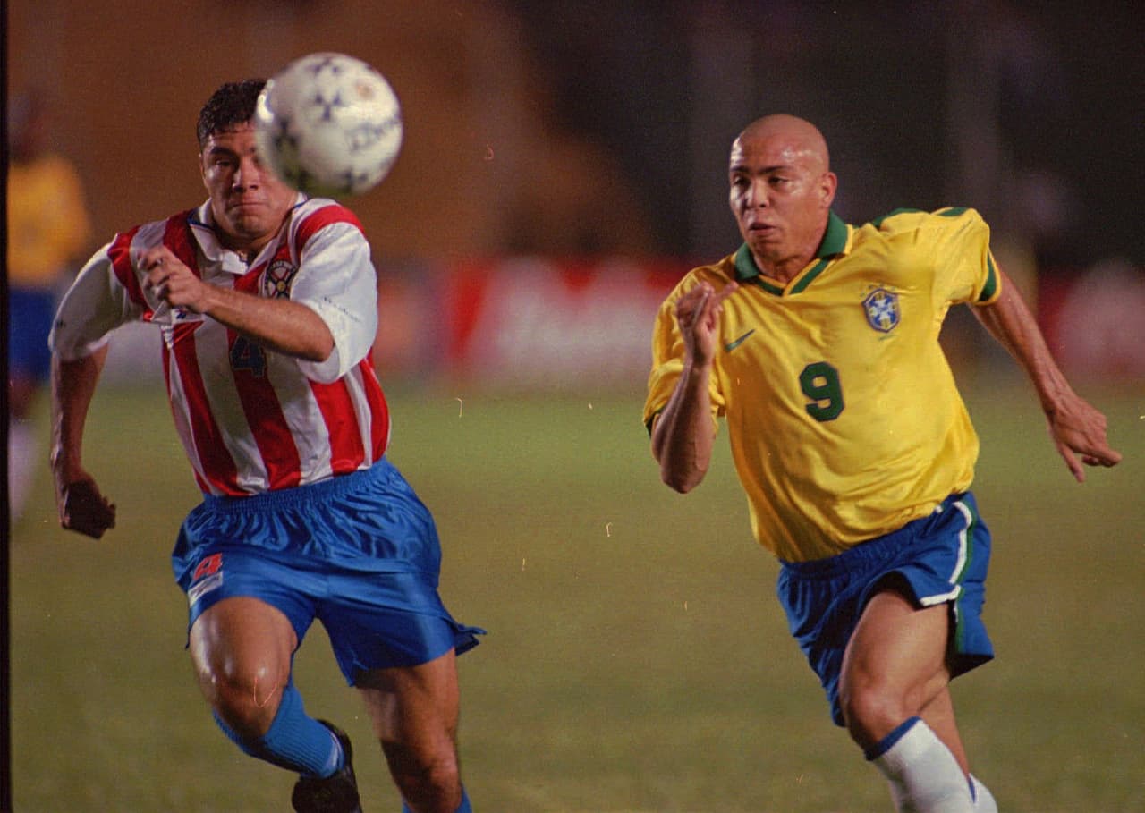 Los partidos entre Brasil y Paraguay tienen una marca de intensidad y a eso se le sumó una agresión insólita de parte de una figura del equipo 'guaraní' en plenas eliminatorias al Mundial de 2002.
