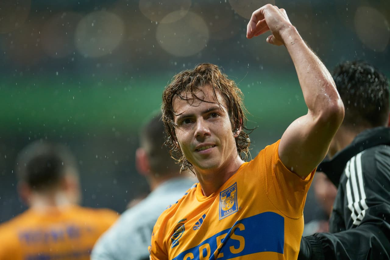 ¡El jugador del momento! Córdova es recibido con porras en el vecindario